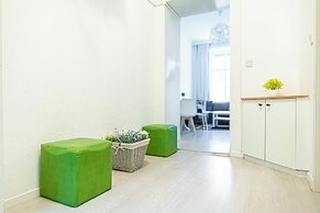Contemporary 1BR LR Close to Belvedere