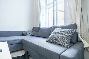 Contemporary 1BR LR Close to Belvedere