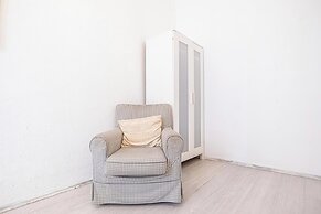 Contemporary 1BR LR Close to Belvedere