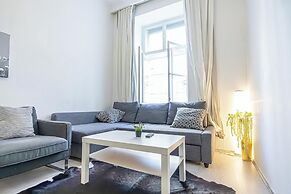 Contemporary 1BR LR Close to Belvedere