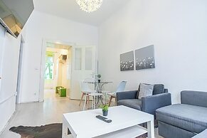 Contemporary 1BR LR Close to Belvedere