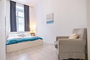 Contemporary 1BR LR Close to Belvedere