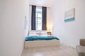 Contemporary 1BR LR Close to Belvedere