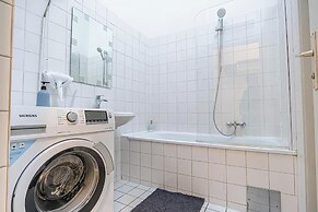 Contemporary 1BR LR Close to Belvedere