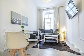 Contemporary 1BR LR Close to Belvedere