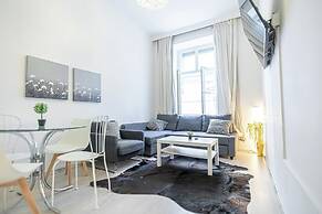 Contemporary 1BR LR Close to Belvedere