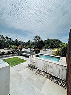 B Shore by evaddo