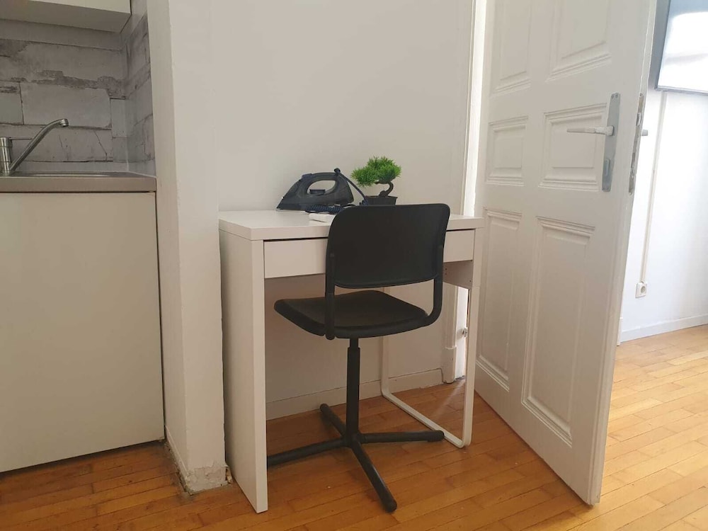 Modern 2BR Apartment Near Rennweg