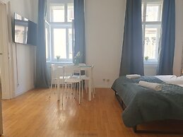 Modern 2BR Apartment Near Rennweg