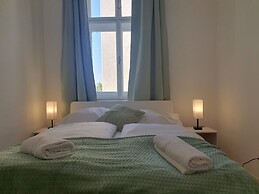 Modern 2BR Apartment Near Rennweg