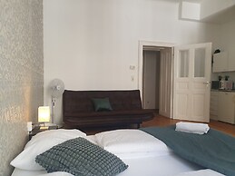 Modern 2BR Apartment Near Rennweg
