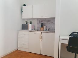 Modern 2BR Apartment Near Rennweg