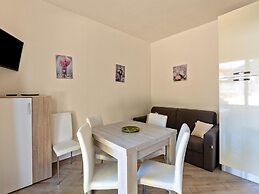Air-conditioned With Garden and Private Parking