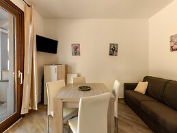 Air-conditioned With Garden and Private Parking