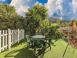 Air-conditioned With Garden and Private Parking
