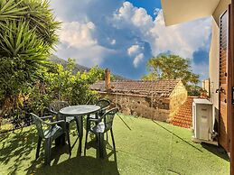 Air-conditioned With Garden and Private Parking