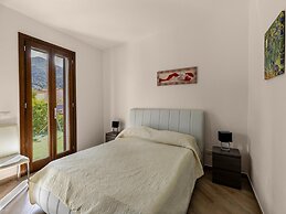 Air-conditioned With Garden and Private Parking