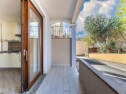 Air-conditioned With Garden and Private Parking