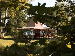 Charming 5-person Bee Lodge in the Woods