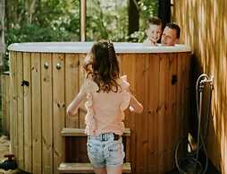 Charming 5-person Bee Lodge in the Woods
