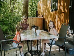 Charming 5-person Bee Lodge in the Woods