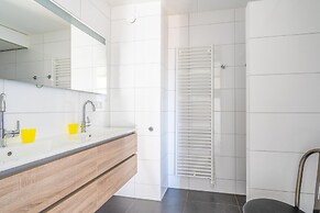 4-person Apartment With Island View