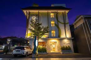 Palette Hotel near Padma