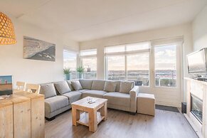 4-person Apartment With Island View