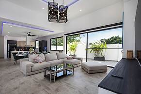 Modern 5 Bedrooms Pool Villa Curtis