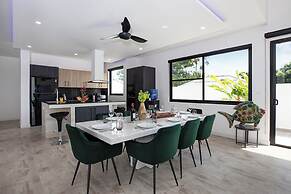 Modern 5 Bedrooms Pool Villa Curtis