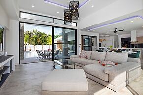 Modern 5 Bedrooms Pool Villa Curtis