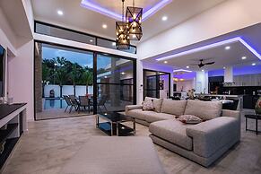 Modern 5 Bedrooms Pool Villa Curtis