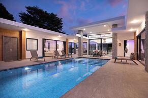 Modern 5 Bedrooms Pool Villa Curtis