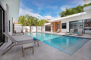 Modern 5 Bedrooms Pool Villa Curtis