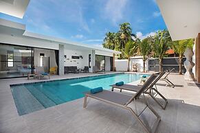 Modern 5 Bedrooms Pool Villa Curtis