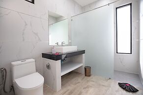 Modern 5 Bedrooms Pool Villa Curtis