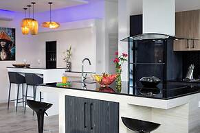 Modern 5 Bedrooms Pool Villa Curtis