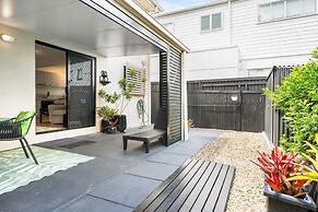 Spacious 1-bed Unit With Outdoor Patio Dining