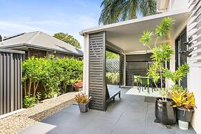 Spacious 1-bed Unit With Outdoor Patio Dining