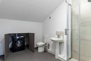 The Elderns Spacious 2BR Netflix Parkingshops