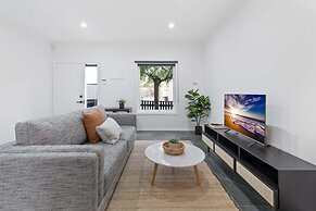 Sleek 2-bed Terrace Near Local Parks