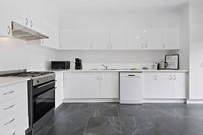Sleek 2-bed Terrace Near Local Parks