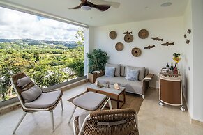 Luxury Hills Aparthotel