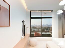 Luxury 1BR w/ Balcony & Burj Khalifa View