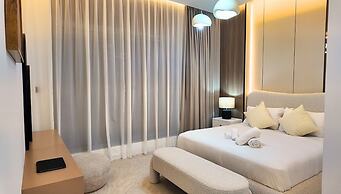 Luxury 1BR w/ Balcony & Burj Khalifa View