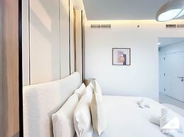 Luxury 1BR w/ Balcony & Burj Khalifa View