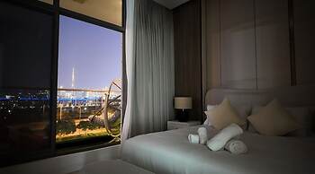 Luxury 1BR w/ Balcony & Burj Khalifa View