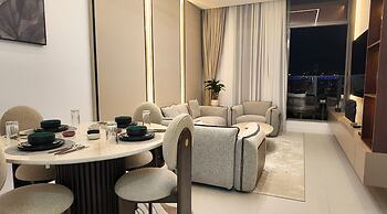 Luxury 1BR w/ Balcony & Burj Khalifa View