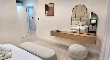 Luxury 1BR w/ Balcony & Burj Khalifa View