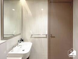Luxurious 3BR Canal View Apartment Pool + Gym